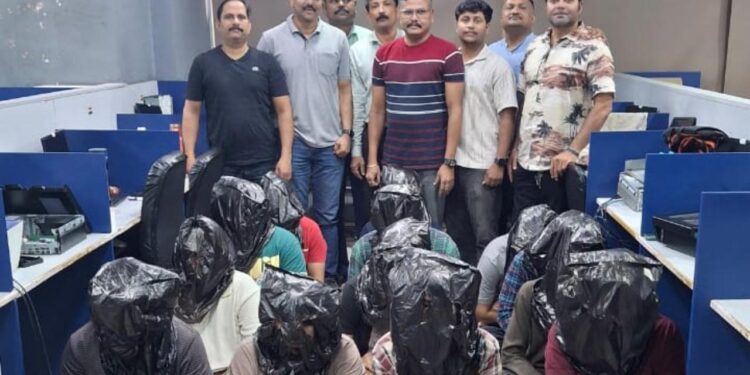 गोरेगावमधील बोगस कॉल सेंटरचा पर्दाफाश; व्यवस्थापकासह १३ जणांना ठोकल्या बेड्या