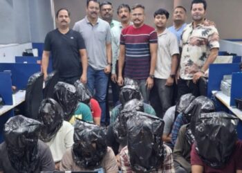 गोरेगावमधील बोगस कॉल सेंटरचा पर्दाफाश; व्यवस्थापकासह १३ जणांना ठोकल्या बेड्या