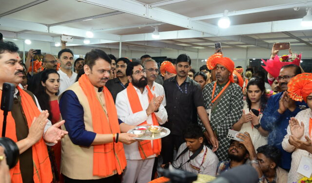अनंत चतुर्दशीच्या विसर्जन सोहळ्यात परदेशी पर्यटकांनी अनुभवली महाराष्ट्राची संस्कृती