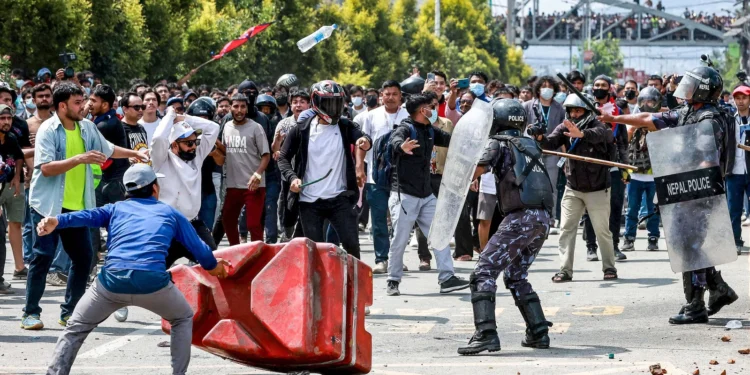 नेपाळमधील सोशल मीडिया बंदीमुळे GEN-Z आंदोलक आक्रमक; उपपंतप्रधानांच्या घरावर दगडफेक