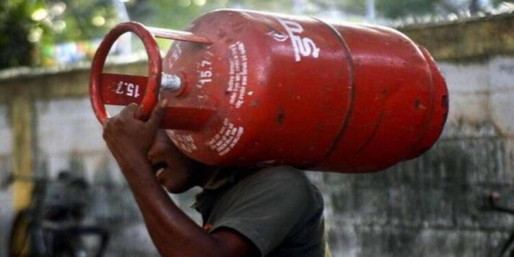 पुण्यात घरगुती गॅस सिलिंडरची काळ्या बाजारात विक्री करणाऱ्या टोळीला अटक