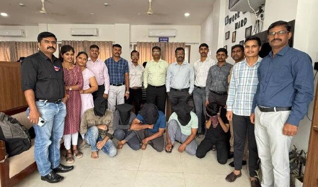 गुंतवणुकीच्या आमिषाने नागरिकांची फसवणूक करणारी टोळी गजाआड