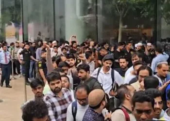 आयफोन १७ लॉंच : मध्यरात्रीपासून बीकेसी अ‍ॅपल स्टोअरबाहेर ग्राहकांची मोठी गर्दी