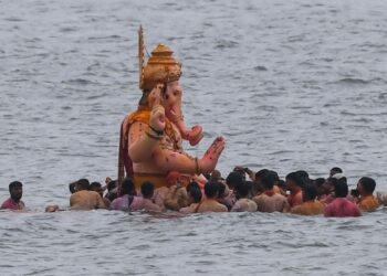 लालबाग राजाचे चंद्रग्रहणात विसर्जन, मच्छिमार कृती समितीचे मुख्यमंत्री देवेंद्र फडणवीसांना पत्र