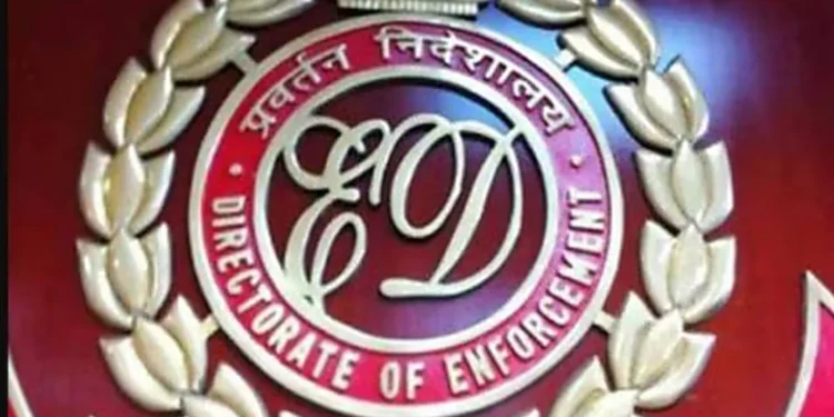 मुंबईतील बँकेत १६ कोटींचा घोटाळा, धावत्या ट्रेनमध्ये ईडीने आरोपीला ठोकल्या बेड्या