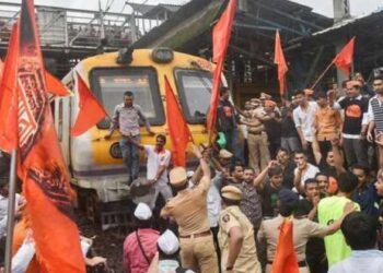 मराठा आंदोलनामुळे मुंबईची ‘लाईफलाईन’ मंदावली, शेकडो आंदोलक उतरले रेल्वे रुळांवर