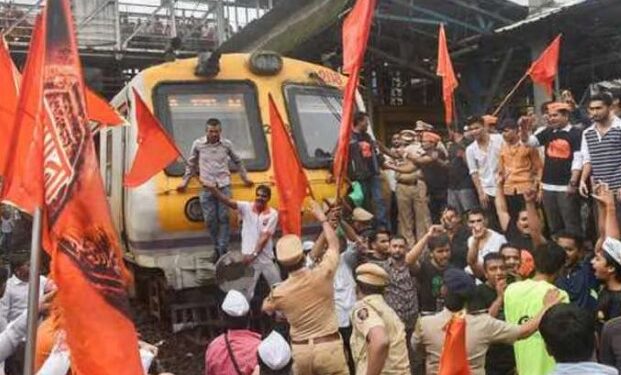 मराठा आंदोलनामुळे मुंबईची ‘लाईफलाईन’ मंदावली, शेकडो आंदोलक उतरले रेल्वे रुळांवर