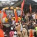 मराठा आंदोलनामुळे मुंबईची ‘लाईफलाईन’ मंदावली, शेकडो आंदोलक उतरले रेल्वे रुळांवर