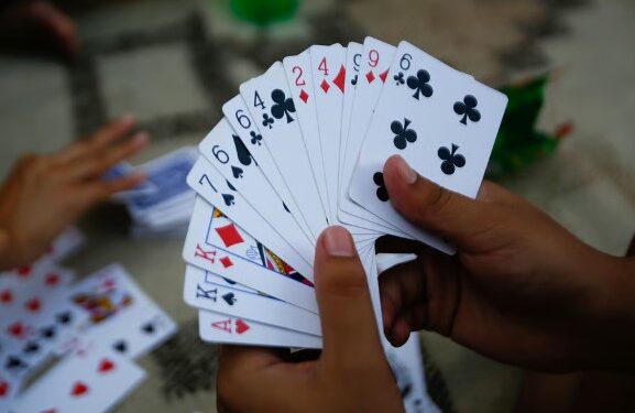 जुगार अड्ड्यावर पोलीसांची धाड; ३४ लाखांच्या मुद्देमालासह ३३ जणांवर गुन्हा दाखल