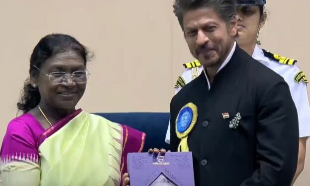 ३३ वर्षांच्या कारकिर्दीत शाहरुख खानला पहिल्यांदाच सर्वोत्कृष्ट अभिनेत्याचा पुरस्कार प्रदान