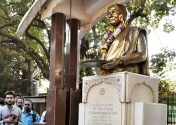 मुंबईत तणावाचं वातावरण; दादरच्या शिवाजी पार्कमधील मीनाताई ठाकरेंच्या पुतळ्याला लाल रंग फासण्याचा प्रयत्न