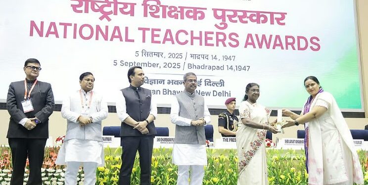 महाराष्ट्रातील सहा शिक्षकांचा राष्ट्रीय पुरस्काराने राष्ट्रपतींच्या हस्ते सन्मान