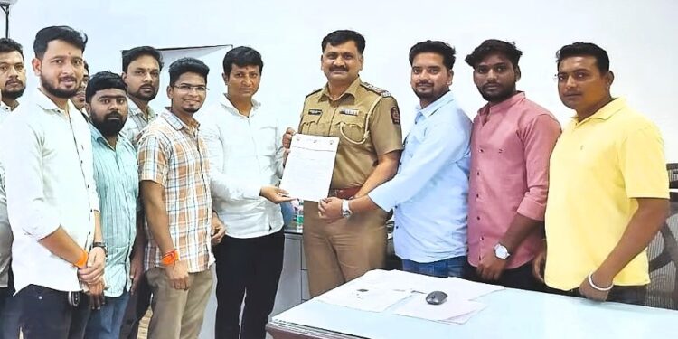 मुंबई पुणे एक्स्प्रेस वे- वरील पुलाखाली खड्डेच खड्डे; तात्काळ बुजविण्यासाठी युवासेना आक्रमक, प्रशासनाला दिले निवेदन