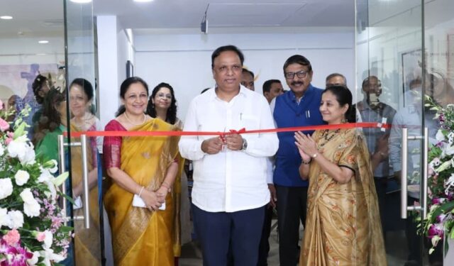 सांस्कृतिक परंपरा उलगडणाऱ्या चित्र प्रदर्शनाचे सांस्कृतिक कार्यमंत्री ॲड.आशिष शेलारांच्या हस्ते उद्घाटन