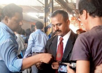 विनातिकीट लोकल प्रवास करणाऱ्या प्रवाशांवर कारवाई, ९७ कोटींचा दंड वसूल