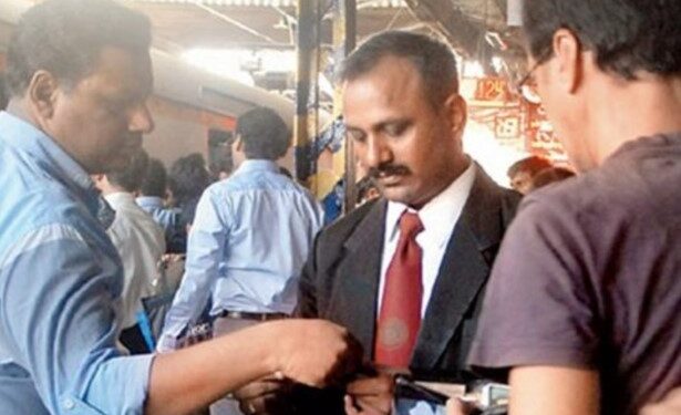 विनातिकीट लोकल प्रवास करणाऱ्या प्रवाशांवर कारवाई, ९७ कोटींचा दंड वसूल