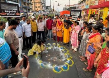 खड्ड्यांची दिवाळी: नालासोपाऱ्यात पहिल्याच दिवशी दिवे लावून आंदोलन