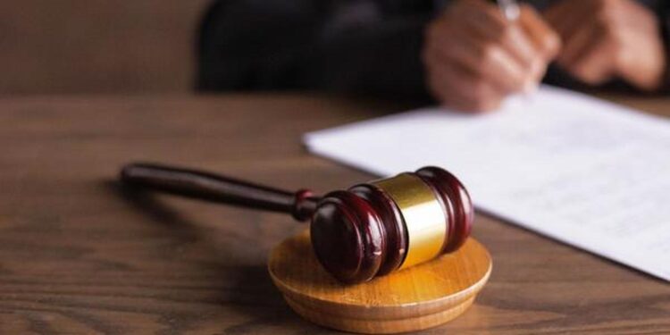 उच्च न्यायालयाचा मोठा निर्णय: खड्ड्यांमुळे मृत्युमुखी पडलेल्यांच्या वारसांना ६ लाखांची भरपाई