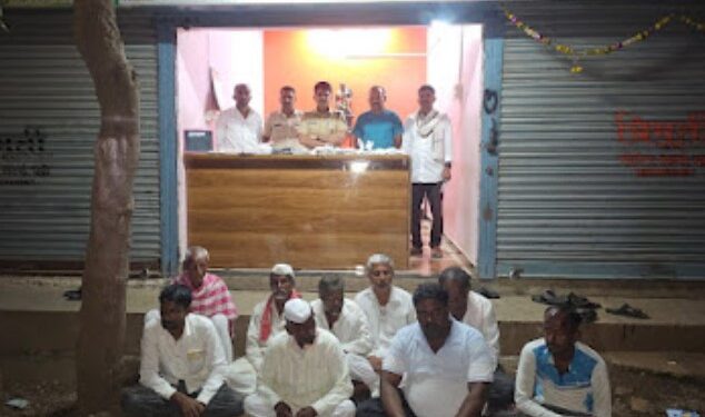 पंढरपूर पोलीसांचा जुगार अड्ड्यावर छापा, १ लाख ५६ हजारांच्या मुद्देमालासह ९ आरोपी ताब्यात