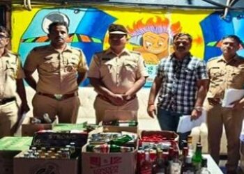 विनापरवाना दारू विक्री करणाऱ्या बारवर पोलिसांची धाड, ११ आरोपी ताब्यात