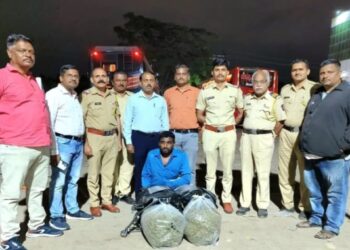 आठवडे बाजारात पोलीसांची धाड; गांजा तस्कराला २ लाखांच्या मुद्देमालासह अटक