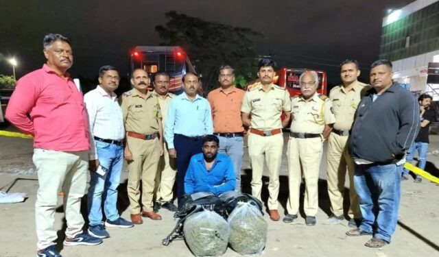 आठवडे बाजारात पोलीसांची धाड; गांजा तस्कराला २ लाखांच्या मुद्देमालासह अटक