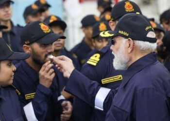 पंतप्रधान नरेंद्र मोदींनी साजरी केली नौदलाच्या सैनिकांसोबत दिवाळी!