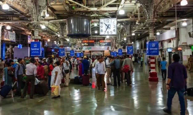 रेल्वे प्रवाशांची होणार गर्दीपासून सुटका; सरकार तयार करणार मुंबईसह महाराष्ट्रात ८ रेल्वे स्थानकावर होल्डिंग एरिया!