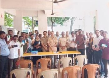 कल्याणमध्ये नागरिकांना दिलासा; चोरी झालेले फोन मालकांना पोलिसांकडून परत