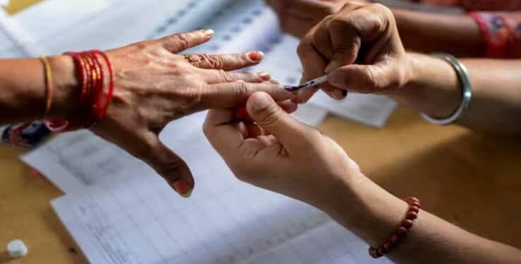 मनसे आक्रमक; मुंबईत मतदारांची नावे गुजराती, बंगाली आणि तामिळ भाषेत!