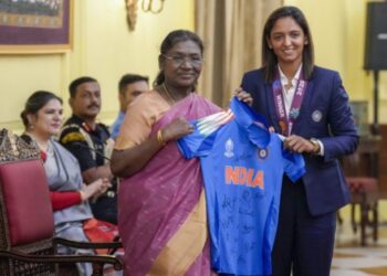 राष्ट्रपती द्रौपदी मुर्मू यांना महिला क्रिकेट संघाकडून सर्व खेळाडूंची स्वाक्षरी असलेले जर्सी भेट!