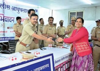 पुणे पोलीसांची मोठी कामगिरी; चोरी झालेले तब्बल ४०० मोबाईल मूळ मालकांना परत