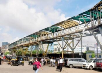 म्हाडा कार्यालय आणि वांद्रे रेल्वे स्थानकाला जोडणारा स्कायवॉक डिसेंबरअखेरीस नागरिकांच्या सेवेत