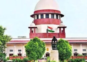 “मुंबईला आंतरराष्ट्रीय शहर बनवण्यासाठी झोपडपट्ट्यांवर कारवाई करा!” – उच्च न्यायालयाचे आदेश