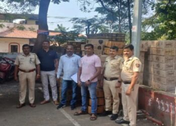 विक्रमगड पोलिसांची कारवाई! विक्रमगडमध्ये ११ लाखांच्या दारूची वाहतूक करणारा टेम्पो जप्त