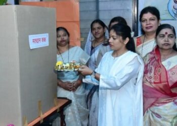 EVM मशीनची पूजा केल्याप्रकरणी पुण्यातील महिला उमेदवारांवर गुन्हा दाखल