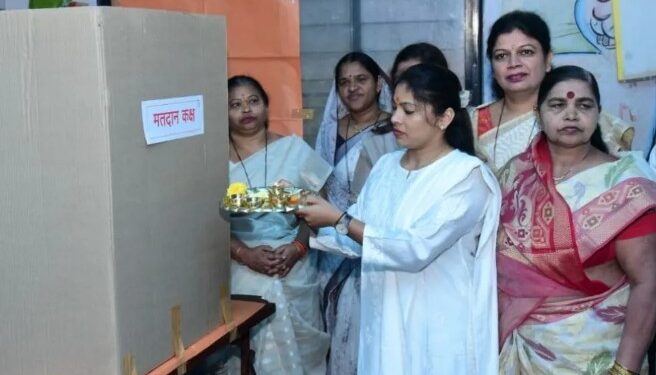 EVM मशीनची पूजा केल्याप्रकरणी पुण्यातील महिला उमेदवारांवर गुन्हा दाखल