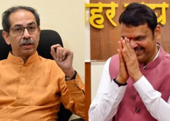 “लाडक्या बहिणींना २१०० रुपये द्यावे, अन्यथा फडणवीसांनी घरी बसावे” – उद्धव ठाकरे