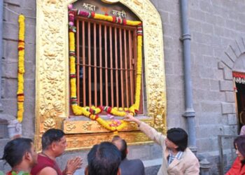 साईभक्तांसाठी आनंदाची बातमी : शिर्डीच्या साईबाबांचे दर्शन आता सोन्याच्या खिडकीतून!