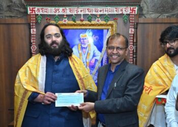 उद्योगपती अनंत अंबानी शिर्डी साईंच्या चरणी, पाच कोटींची देणगी अर्पण