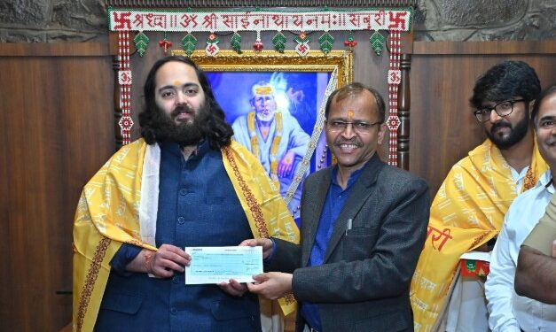 उद्योगपती अनंत अंबानी शिर्डी साईंच्या चरणी, पाच कोटींची देणगी अर्पण