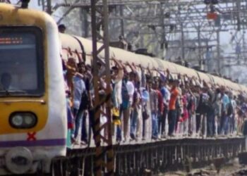 “आता मुंबईकरांना दारात लटकून प्रवास करता येणार नाही, कारण..”
