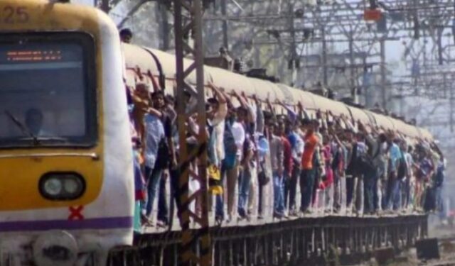 “आता मुंबईकरांना दारात लटकून प्रवास करता येणार नाही, कारण..”