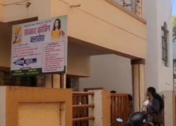 पुण्यात खळबळ! शिकवणी सुरू असताना मुलांमध्ये वाद; गळ्यावर धारदार शस्त्राने वार