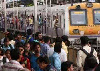 मुंबईकरांच्या सेवेत लवकरच धावणार १८ डब्यांच्या लोकल