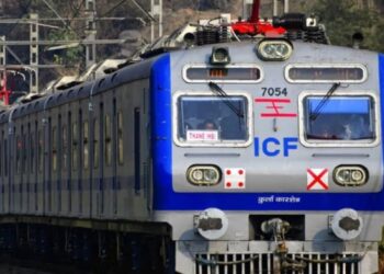 मुंबईकरांसाठी प्रजासत्ताक दिनानिमित्त मोठी भेट! हार्बर मार्गावर धावणार १४ नवीन एसी लोकल