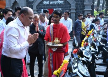 शिर्डीत साईभक्तांच्या भक्तीचा महापूर! प्रजासत्ताक दिनाच्या मुहूर्तावर १० इलेक्ट्रिक वाहने साईचरणी अर्पण