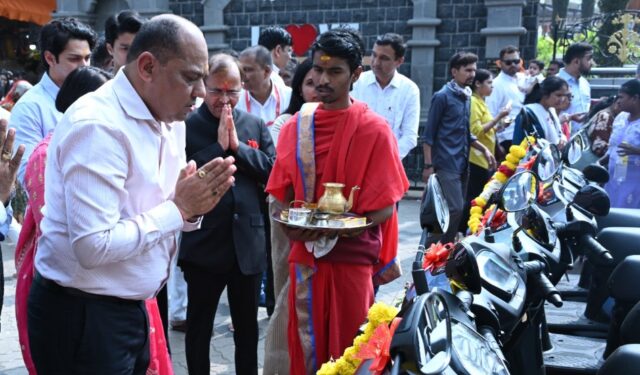 शिर्डीत साईभक्तांच्या भक्तीचा महापूर! प्रजासत्ताक दिनाच्या मुहूर्तावर १० इलेक्ट्रिक वाहने साईचरणी अर्पण