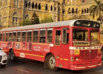 बेस्ट सेवानिवृत्त कामगारांचे आझाद मैदानात चड्डी-बनियान आंदोलन