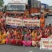 दोन महिन्यांचे पैसे न मिळाल्याने लाडक्या बहीणींचा सरकारविरोधात ठिय्या; मुंबई-कोलकाता राष्ट्रीय महामार्ग अडवला